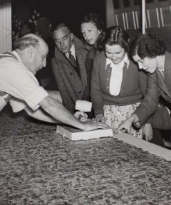 Liberty Fabrics Poppy Meadowfield Wallpaper In Lichen - Floral Heritage Wallpaper for Home Decor 17 Liberty Fabrics Poppy Meadowfield Wallpaper In Lichen