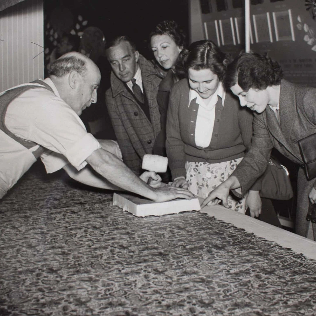 Liberty Fabrics Poppy Meadowfield Wallpaper In Lichen - Floral Heritage Wallpaper for Home Decor 8 Liberty Fabrics Poppy Meadowfield Wallpaper In Lichen