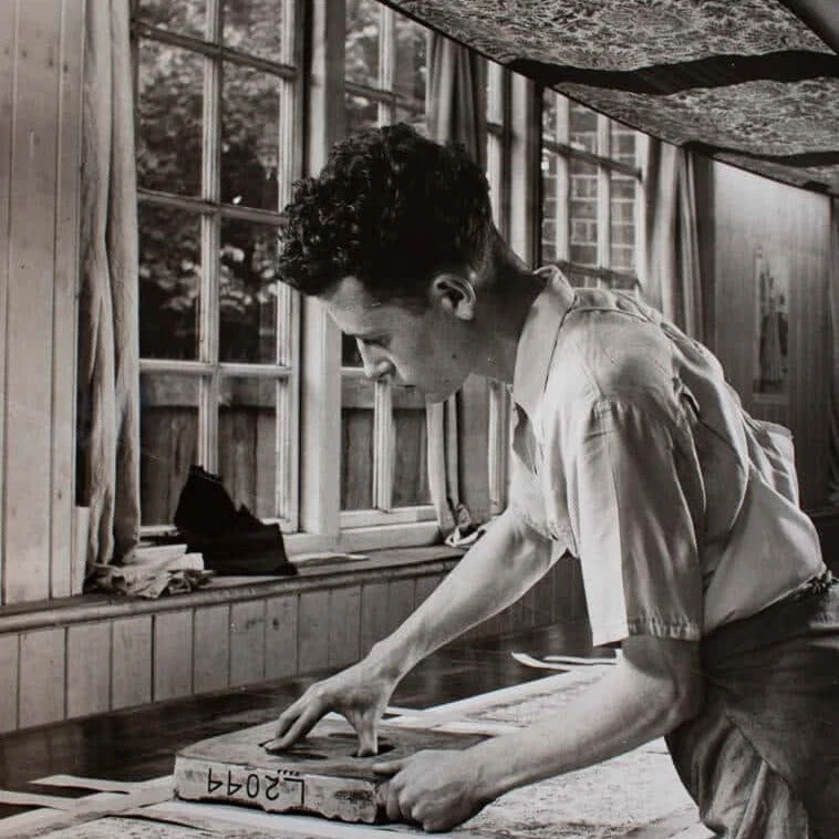 Liberty Fabrics Poppy Meadowfield Wallpaper In Lichen - Floral Heritage Wallpaper for Home Decor 10 Liberty Fabrics Poppy Meadowfield Wallpaper In Lichen