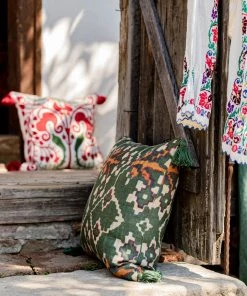 Mind The Gap Zold Linen Cushion